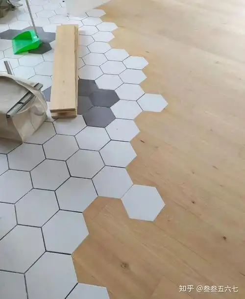 「攻略向」异形瓷砖与木地板无缝拼接——区域划分的花样不止于一面