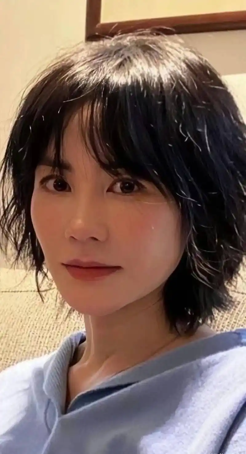 52岁王菲近照曝光,一头利落的短发,打扮休闲,风采依旧不减当年!_什么_