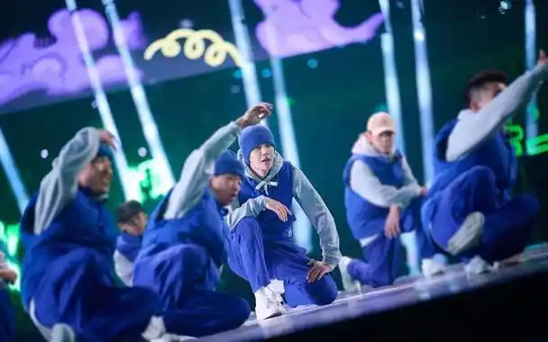 240215王一博街舞现场照舞动风采粉丝热情盛赞