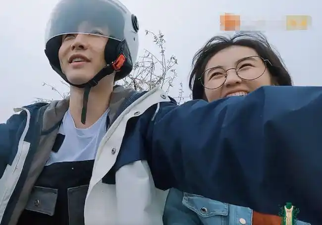 张子枫戴张艺兴的眼镜看到造型后网友满满的文艺范儿