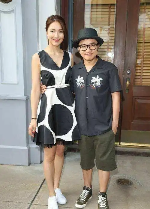 王宝强和王祖蓝站在一起,两人差不多高,宝宝差不多也是163左右.