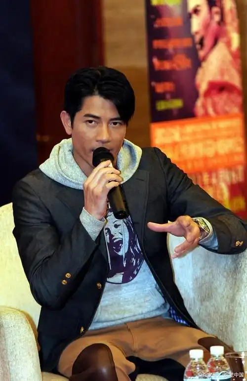 方媛晒全家福为老公庆生,俩女儿高颜值抢镜,58岁郭富城不显老