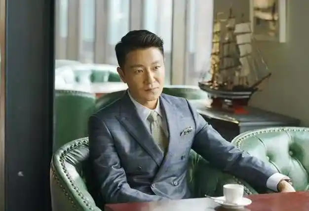 他是辛芷蕾的"渣男老公",演技精湛称戏痴却成了捧不红的男演员|靳东