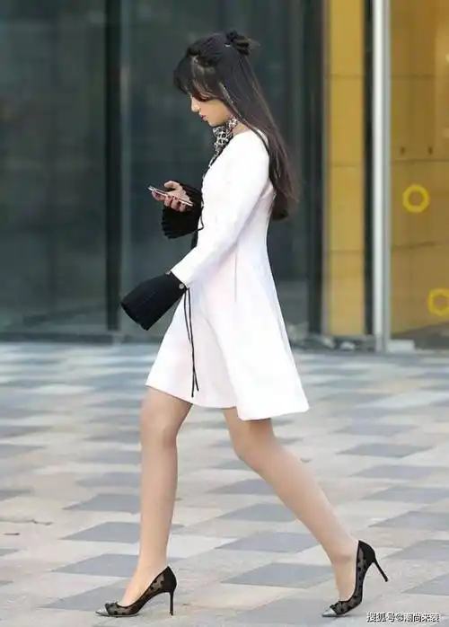 最近又火了一种穿搭叫:基础款 春鞋,时髦显高挑,小姐姐都在穿_高跟鞋