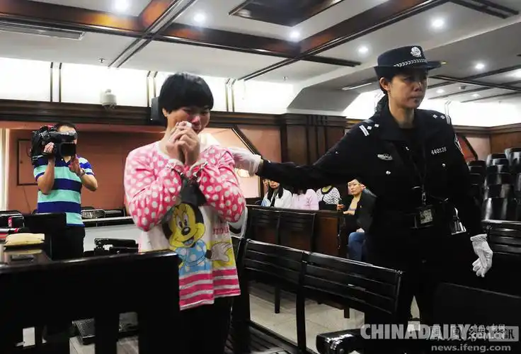 广州:女毒贩被判死刑现场 哭称"自己是文盲" (1/4)