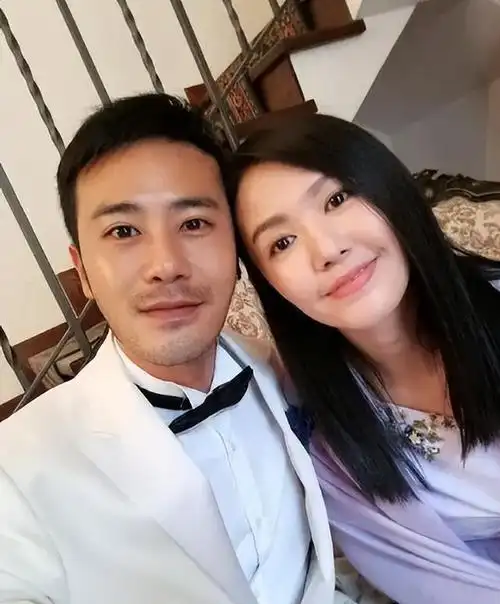 陈亦飞可稀罕他老婆啦,为了跟着谭维维,就跟着老婆在北京定居啦.