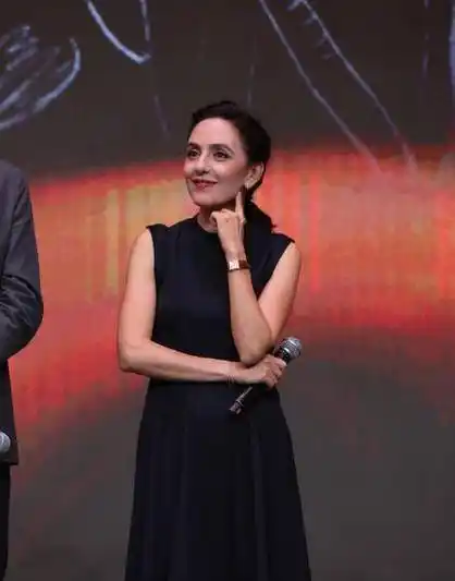 刘烨安娜出席发布会,40岁爱妻穿黑色长裙太优雅,刘烨太像老干部_时尚