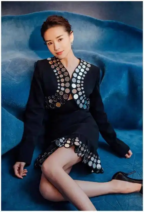 半身裙配上黑色高跟鞋,纤细的脚看得很清楚.这样小心翼翼的