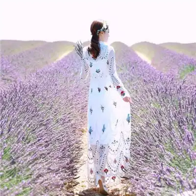 最新版2021女生小清新背影花海头像我能给你一场不分手的恋爱