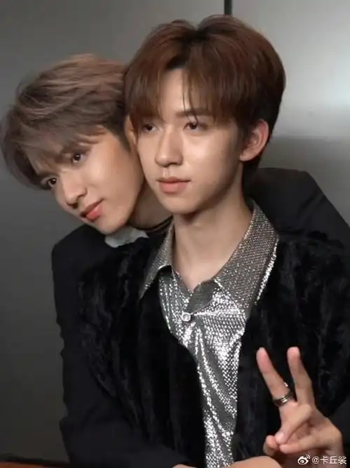 刘耀文让贺峻霖躺在自己胸肌上