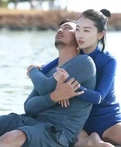 周冬雨这露得有点多?尺度越来越大了!_网友_魅力_活动