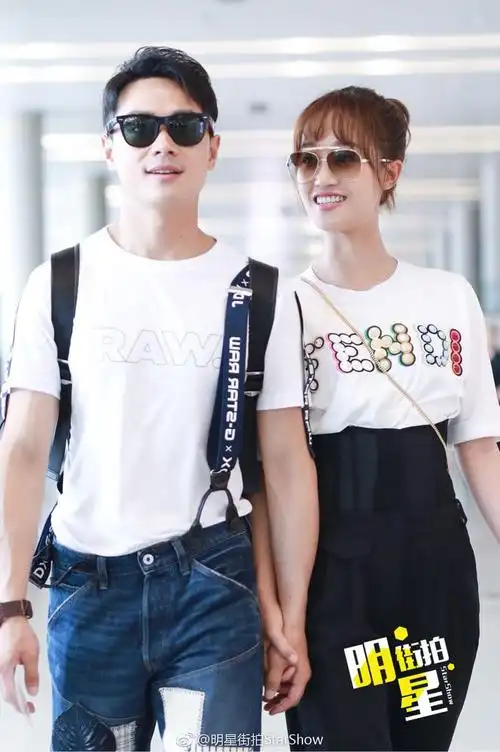 蓝盈莹裤子直接穿到胸口,腿比男友的还长10公分,网友:真会玩!