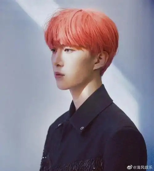 范丞丞晒橙发自拍#范丞丞晒橙发自拍,新发色太帅了,帅哥就是要染