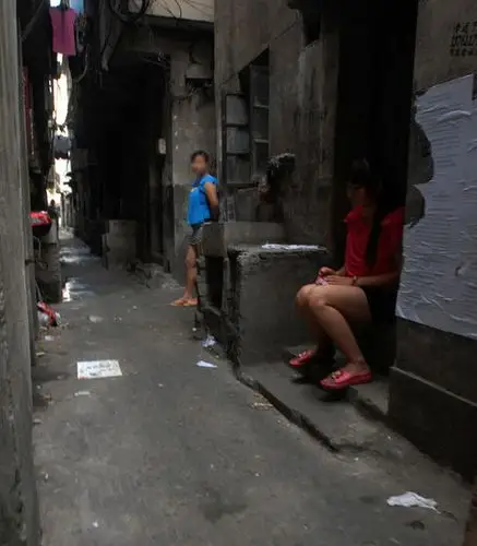 上海虹镇老街里的性工作者.