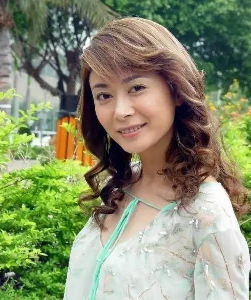 "塞娅公主"晒近况,苹果肌突出暴露年龄,撞脸蔡明|张恒|塞娅|蔡明_新浪