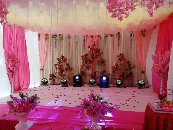 本场婚礼舞台,布置由陕西西安朱军平婚庆演艺公司精心策划