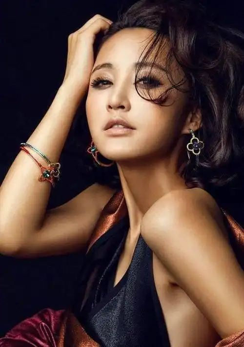 张歆艺,一位多才多艺的女演员,凭借出色的演技和独特的魅力征服了无数