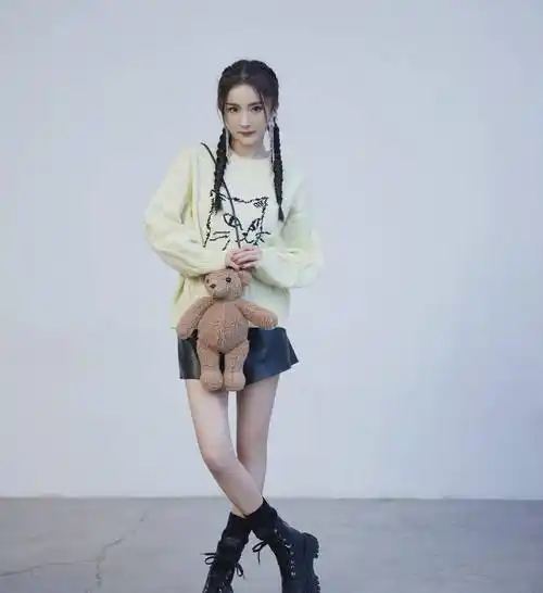 杨幂超甜造型,鹅黄色猫咪毛衣配麻花辫,短裤配马丁靴显青春靓丽_黑色