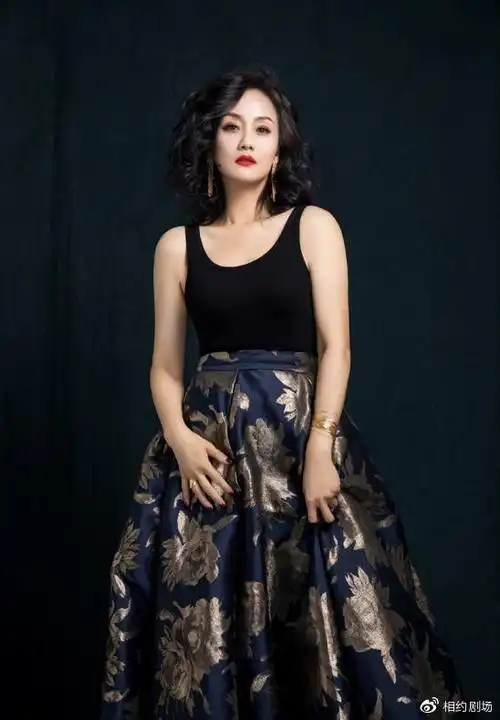 不过她对于感情生活却十分低调,此前有网友爆料称李颖的老公是富商.