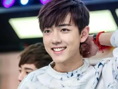 肖战初中时的照片 旧照遭扒出肖战新旧照对比被指整容