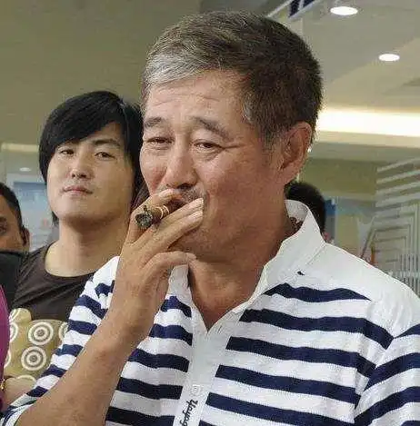 很多人觉得影视剧里面的明星吸烟很帅气,但其实那只是明星饰演角色的