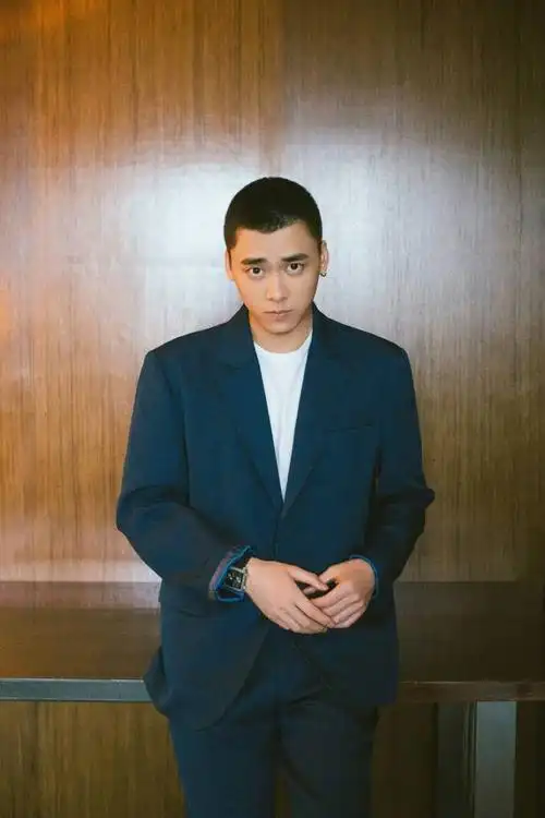 李易峰卡拉出席活动神仙同框 寸头李易峰又a又暖