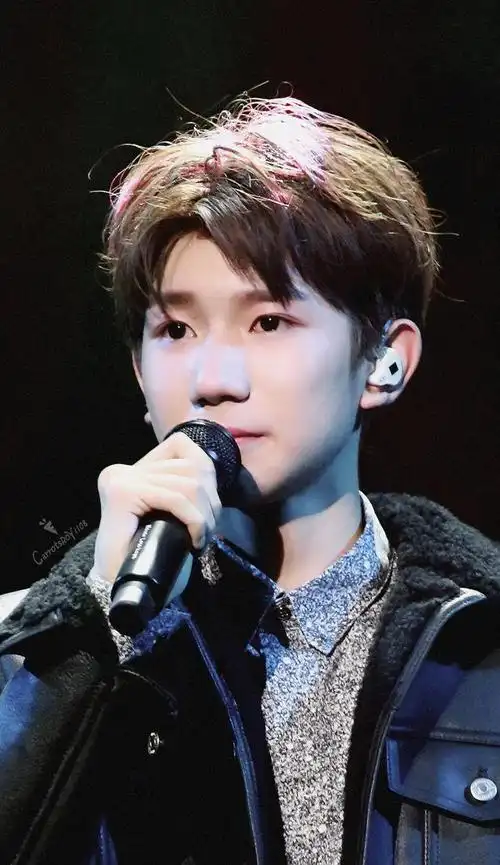 「tfboys」「新闻」240208 感动瞬间:王源演唱会上的深情告白,点亮