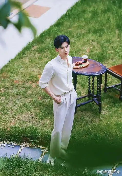 白敬亭绝对是其中之一,无论从公开场合的穿衣打扮,到身材自律,再到