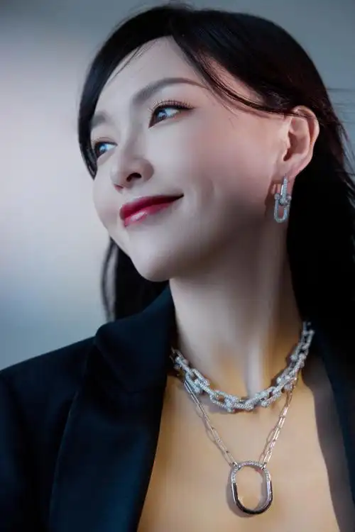 唐嫣穿西装蕾丝裙 黑发红唇冷艳迷人