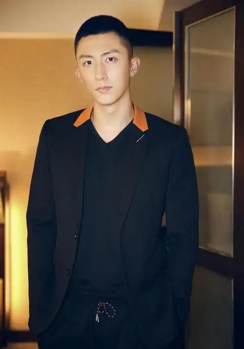 黄景瑜平头造型出席dior蓝调之夜,惊艳全场