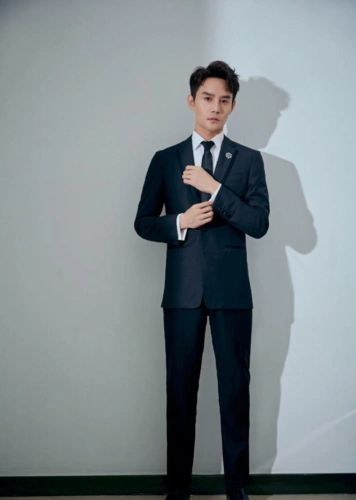 身为一名演员,王凯不仅有实力有演技,身高182cm的他在造