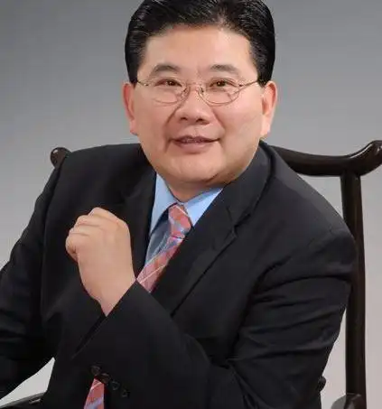 smg主持人曹可凡"卖书" 自爆请刘嘉玲助阵