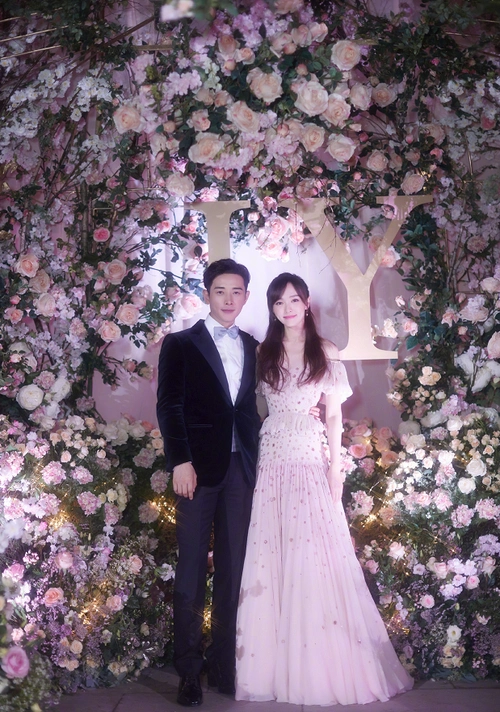 唐嫣主婚纱和昆凌的心形婚纱来自同一个设计师?差距怎么这么大!