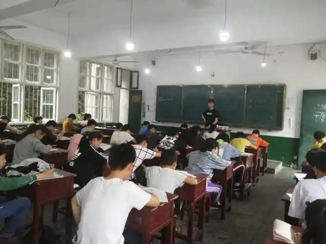 江南镇洞市中学严肃考纪正考风期中考试检成效