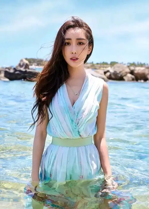 杜若溪身穿长裙尽显妩媚,美丽时尚惊艳美图