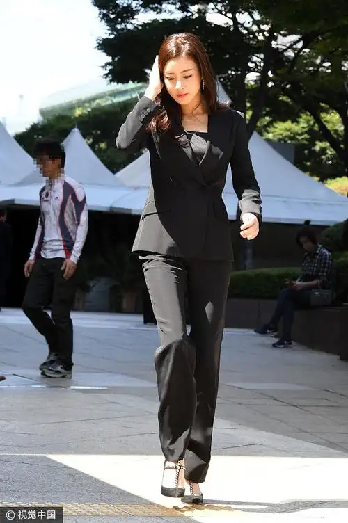 姜素拉黑色西装t字带高跟鞋 干练知性