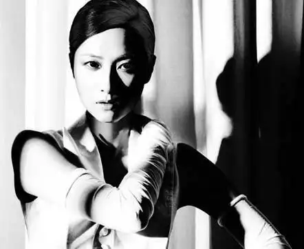 徐静蕾吸烟装登《时装》