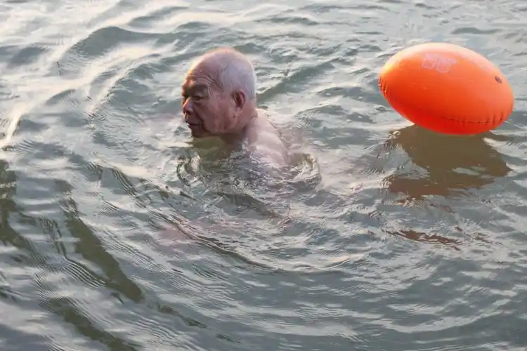 晨光中90岁老人在游泳 (徐长德摄影)