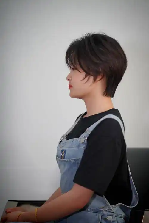 一款半盖耳的短发,蓬松自然不夸张,干净的边线,动感的线条,无不显示着