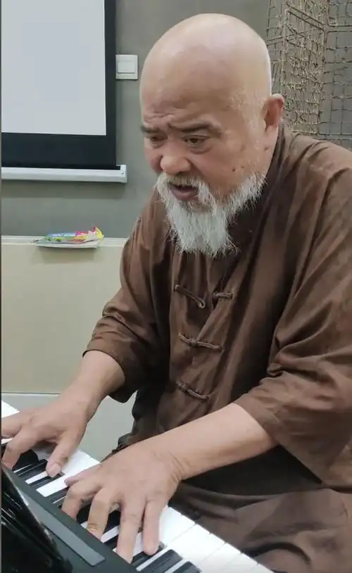 67岁演员李琦现身北京四合院,童心未泯跳绳贼溜,曾自爆"酒鬼"