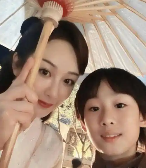 萌探成员单独和小演员合影,宋亚轩扛住镜头,杨紫做法很暖心_黄子韬