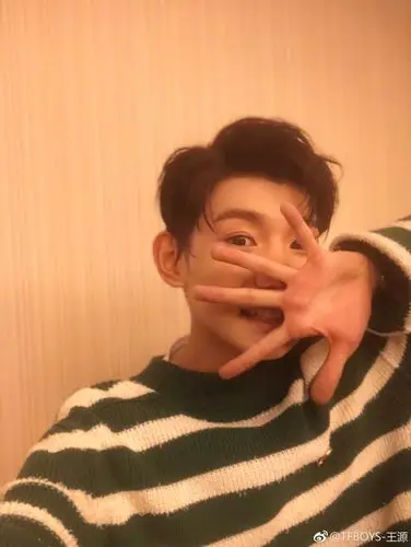 王源晒九宫格自拍比耶卖萌帅气又可爱
