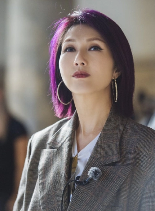 45岁杨千嬅太美了穿西服套装时髦又高级唇色和发色都爱了