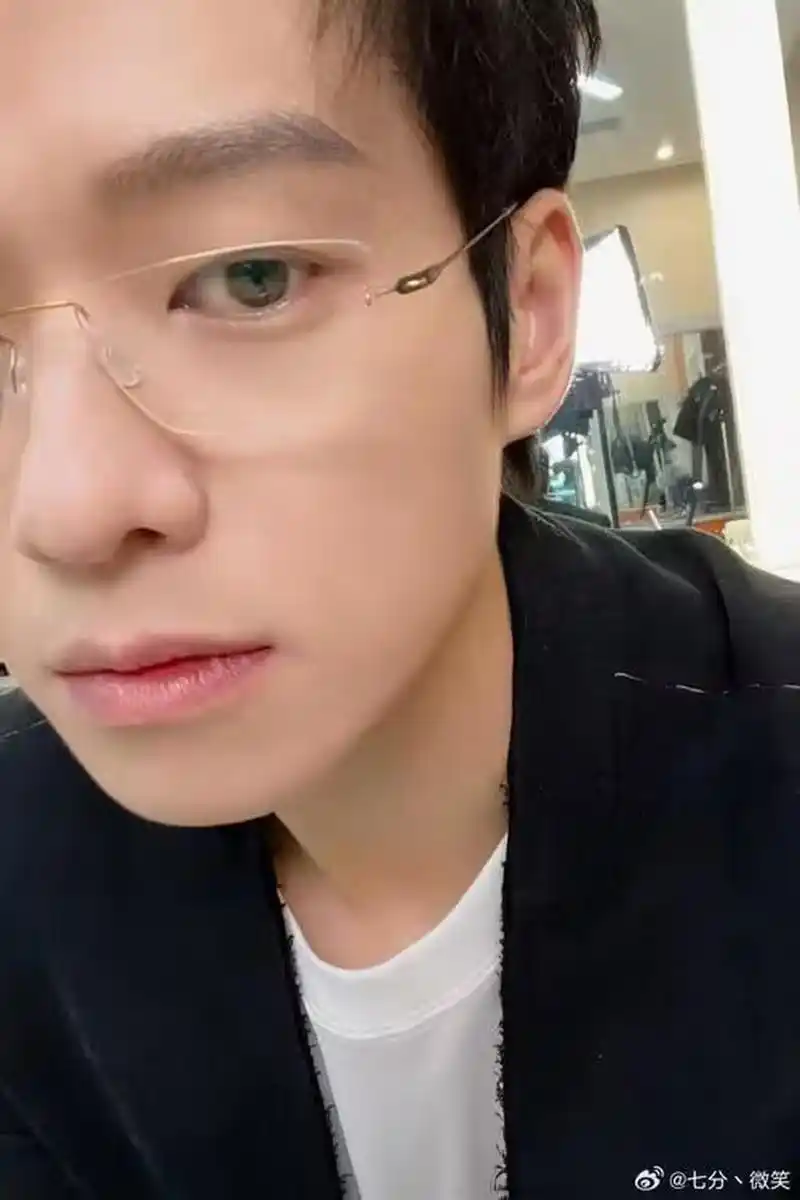 1,魏大勋现在录节目,节目组都强烈要求魏大勋戴眼镜.