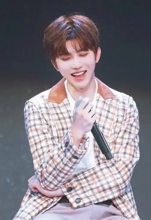 蔡徐坤再展盛世容颜低眉一笑露8颗牙齿粉丝我要嫁给他