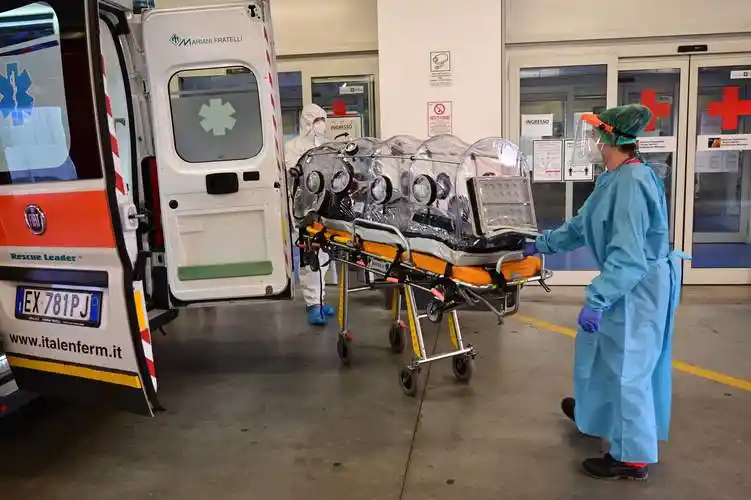 10月19日,一名救护车驾驶员在意大利米兰附近的一家医院等待病患.