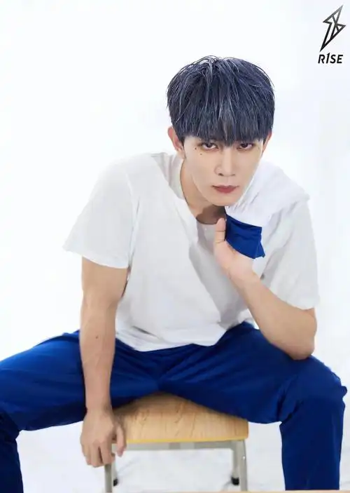 rise全员穿校服,他们就像11位风格迥异的校草,悄然走进你的心