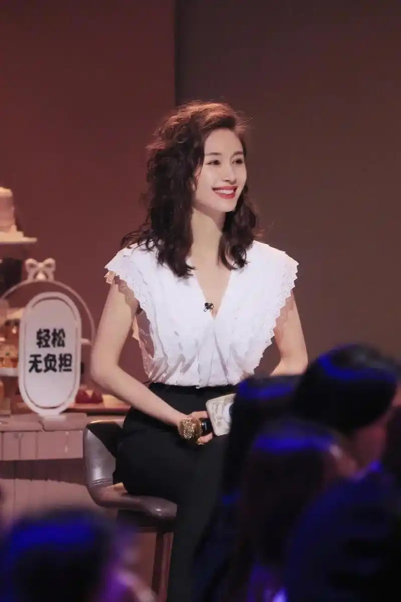 王子文卷发造型