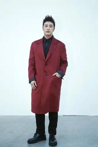 潘玮柏时装周看秀,穿印花上衣宫廷感十足