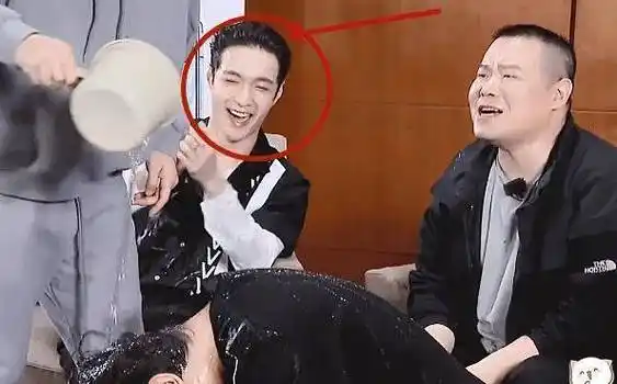 被浇完水后秒成大背头,帅成霸道总裁_极限挑战_发型_感觉